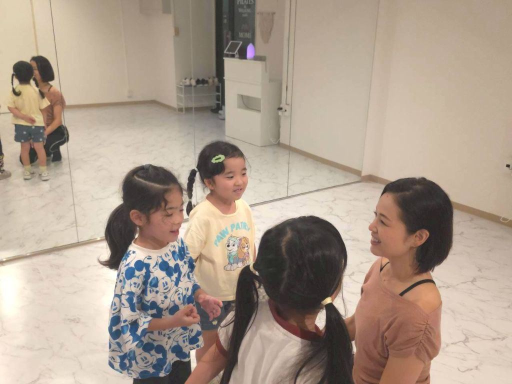 春日部のキッズダンスレッスン風景 - MOMIとお子様の会話